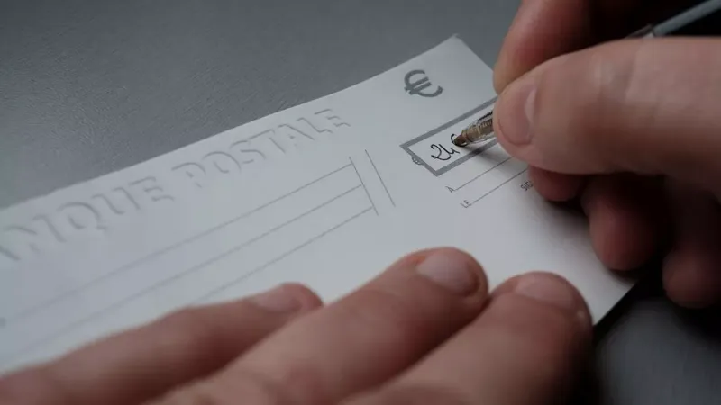 Compte tenu des niveaux de fraude toujours élevés, la Banque de France attend que les banques poursuivent leurs efforts, notamment sur l'accès aux procédures de mise en opposition en cas de chèques volés. (Raphaël Bloch/SIPA)