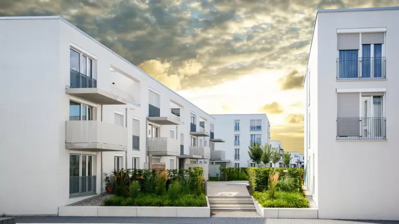 La période d'incertitudes politiques qui s'ouvre risque d'ébranler un peu plus encore la confiance des Français, vue comme l'épine dorsale des projets immobiliers. (Getty Images/Istockphoto)