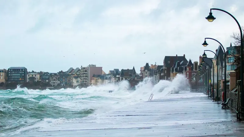 GCA Courtage vous explique comment l'élévation du niveau de la mer menace le droit de propriété en Méditerranée, en Atlantique et dans les DOM 